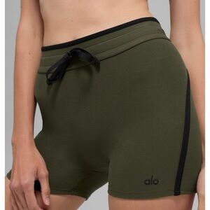 Alo Yoga 4" Airbrush High-Waist Race Pace Short size small green olive/black NWT